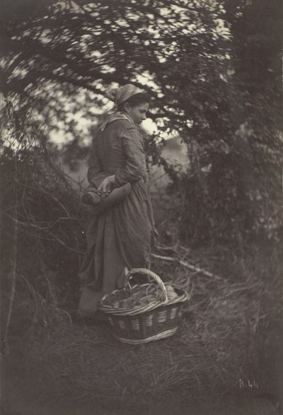 Kvinna som står med korg på marken, 1870. av Giraudon