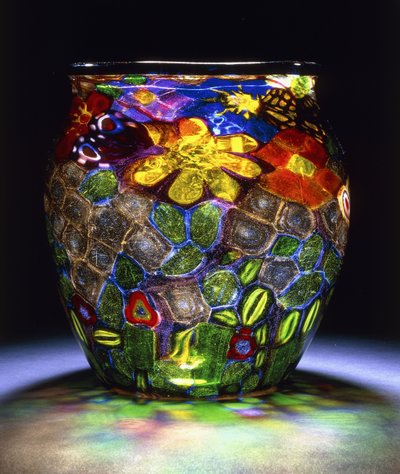 En Murrhine-glasvas, med fyra fjärilar, blommor och löv, c.1918 (glas dekorerat i Murrhine-teknik) av Giuseppe Barovier