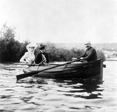 Guy de Maupassant i en båt med Genevieve Straus och Colette Dumas Lippman, ca 1889 av Giuseppe Primoli