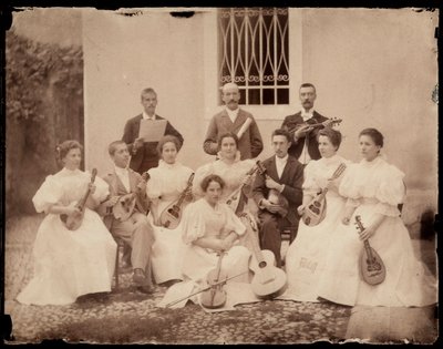 Gruppporträtt av sittande musiker, ca 1900 av Giuseppe Wulz
