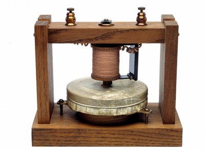 Graham Bells telefon användes för de första experimenten 1875. av Graham Bell