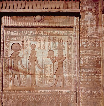 Relief som visar en farao som ger ett offer till Hathor och Horus, från det romerska födelsehuset, eller Mammisi, i Dendera, ca 125 f.Kr.-60 e.Kr. av Greco Roman