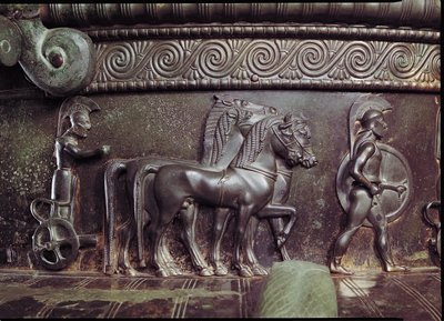 En Quadriga och en Hoplite, detalj av frisen runt halsen på Vix Krater brons se även 40863 av Greek