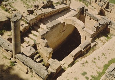 Flygfoto av nymphaeum, restaurerad av romarna i c.20 BC av Greek