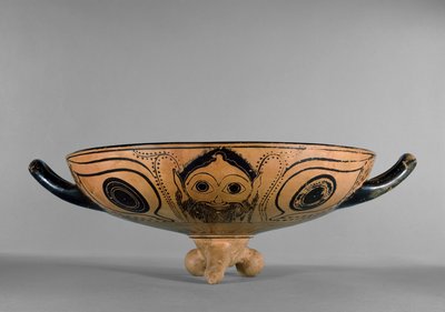Attisk bägare med svart figur dekorerad med en tondo med Gorgon-huvud omgiven av sex liggande män som deltar i ett symposium, på samma sätt som Andocides-målaren, ca 500 f.Kr. (keramik) (se även 100563 och 419877) av Greek