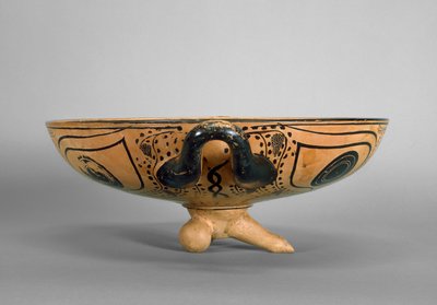 Attisk bägare med svart figur dekorerad med en tondo med Gorgon-huvud omgiven av sex liggande män som deltar i ett symposium, på samma sätt som Andocides-målaren, ca 500 f.Kr. (keramik) (se även 100563 och 419876) av Greek