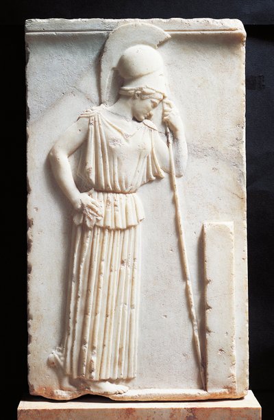 Basrelief som visar sörjande Athena stående framför en stele av Greek