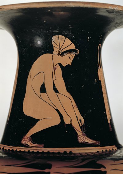 Hukande kvinna som knyter sin sandal, detalj från halsen på en attisk röd-figur amfora, gjord av Pamphaios och målad av Oltos, ca 510-500 f.Kr. (keramik) (se även 92571) av Greek