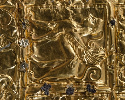 Detalj av en folie med präglad dekor från Delphi (guld) av Greek