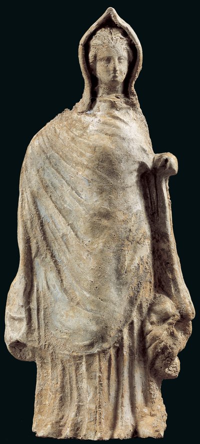 Statyett av en kvinna som bär en chiton och en himation som täcker hennes huvud, möjligen från Myrina, Mindre Asien, 250-200 f.Kr. (lera) av Greek