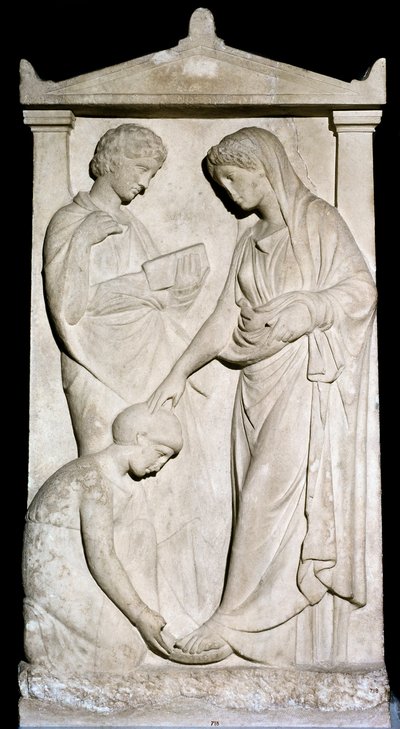 Grekisk konst: "" En piga hjälper sin älskarinna att ta av sin sandal"" Reliefstrumpor i marmor från 300-talet f.Kr. Aten, Arkeologiska museet av Greek