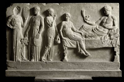 Grekisk konst: låg votiv marmorrelief tillägnad Dionysos Bacchus av komiker, Den representerar "The Bacchantes"" av Euripides - 410 f.Kr. - Aten, nationellt arkeologiskt museum - Bacchae (från Euripides tragedin (480¿406 f.Kr.) - Marmor votiv relief dedic av Greek