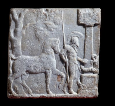 Grekisk konst: marmorstele dekorerad av en ryttare med sin häst, slutet av 2:a - början av 1:a århundradet f.Kr., Dim 52x52x9 cm Mantua - Palazzo Ducale, Coll statuaria, inv n 6669 - Grekisk konst: marmorstele med relief som representerar en ryttare och en av Greek