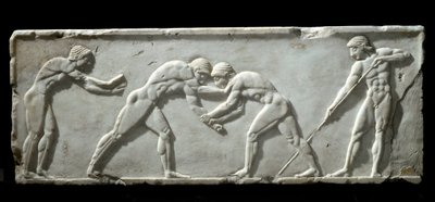 Grekisk konst: bas av kouros som representerar brottare under en kamp. Marmorreliefstrumpor, 510-500 f.Kr. - Aten, arkeologiskt museum - Fighting wrestlers - Marmorbasreliefristning av en kouros-skulptur, 510-500 f.Kr. - National Archaeological Museum, Ate av Greek