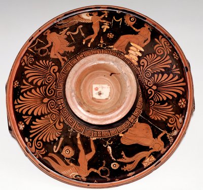 Patera med maenad och Eros (terrakotta, 325-300 f.Kr.) av Greek