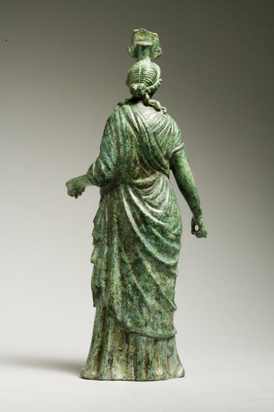Bakifrån av en staty av Isis Fortuna, hellenistiskt, 1:a århundradet f.Kr.-1:a århundradet e.Kr. (brons) (se 270388 för frontvy) av Greek