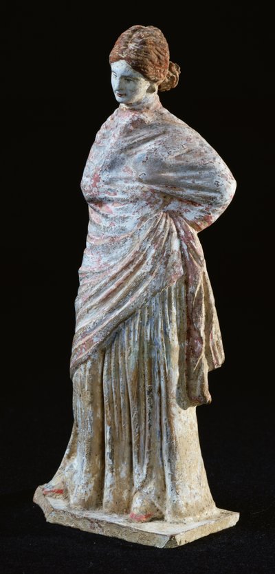 Statyett av en kvinna med draperade kläder, från Tanagra, Boeotia av Greek