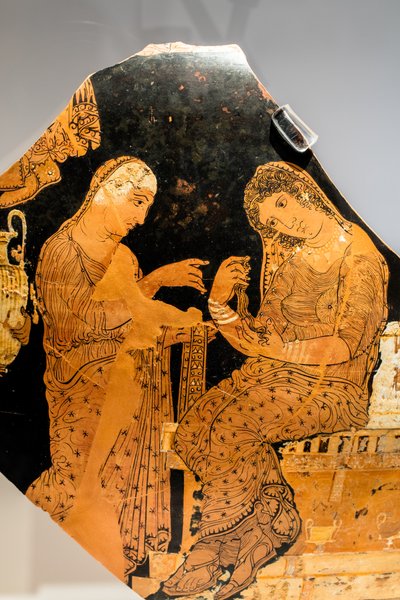 Elektra och en tjänsteflicka vid Agamemnons grav (keramik med gula och vita övertoner) av Greek School