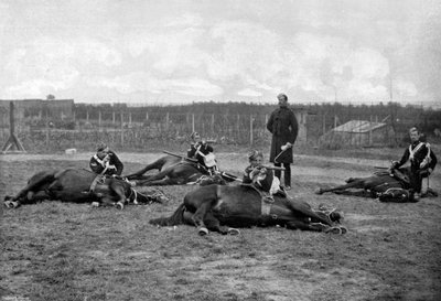 Ett sällskap av 4:e Queens Own Hussars skärmytslingar steg av, 1896. av Gregory and Co