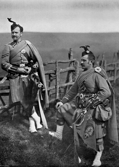 Pipe-Major Reith och Corporal-Piper Reith från London Scottish, 1896. av Gregory and Co