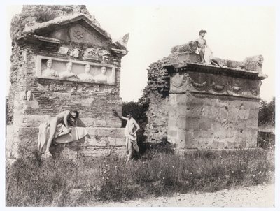 Pojkar bland gravar (foto) av Guglielmo (1852 1930) Plüschow