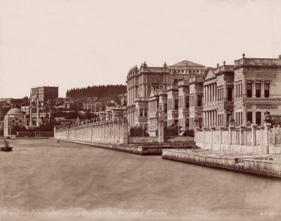 Dolmabahçe-palatset och tyska ambassaden av Guillaume Berggren