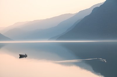 Misty Mountain Lake av Gustav Davidsson