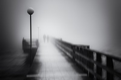En mystisk promenad längs den dimmiga piren av Gustav Davidsson