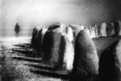 Ett mystiskt landskap med stencirklar av Gustav Davidsson