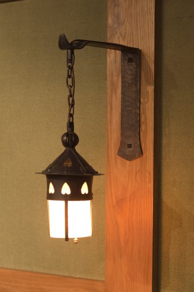 Par lampetter, ca 1904-1913 (koppar och glas) av Gustav Stickley