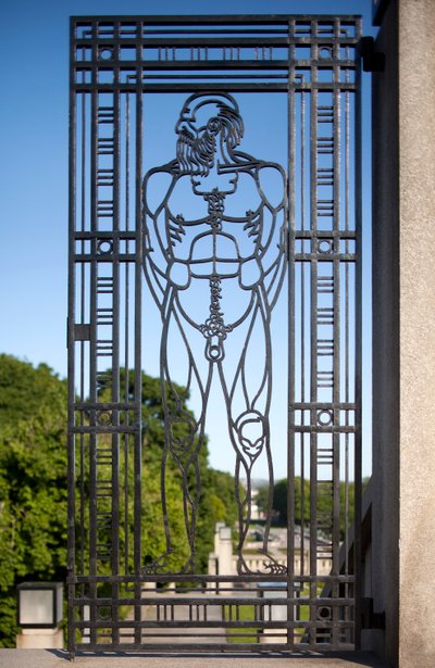 Ingångsporten till skulpturparken (järn) av Gustav Vigeland