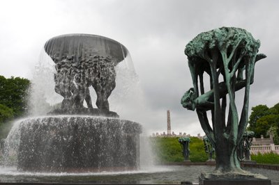 Fontän och "Girl in a Tree"-skulptur i Frogner Park, Oslo, Norge (brons) av Gustav Vigeland