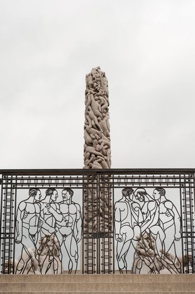 Smidesjärnsportar” Naked Men” och “People Monolith” gjorda av granit i Frogner Park, Oslo, Norge (foto) av Gustav Vigeland