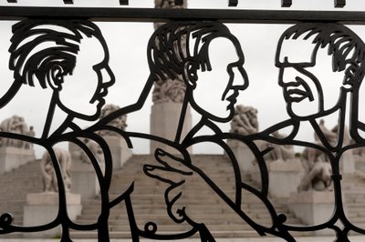 Smidesportar av nakna män skulptur i Frogner Park, Oslo, Norge (järn) av Gustav Vigeland
