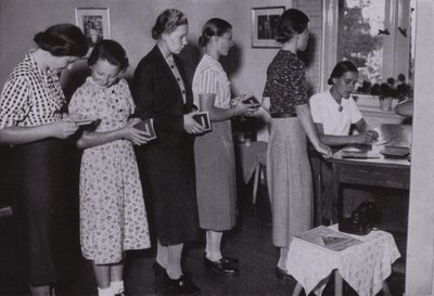 Unga kvinnor i tredje riket: Wir Arbeitsmaiden, We The Labour Maiden (s/v foto) av Gustav von Estorff