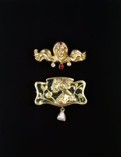 En jugendbrosch av Gustave-Roger Sandoz, och en jugendbroschformad metalluppsättning med plik en jour och en pärldroppe, guldfärgad brosch och ädelstenar, ca 1900 (guldfärgade broscher, ädelstenar) av Gustave Roger Sandoz