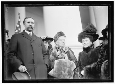 Miss Belva Ann Lockwood, med senator Southerland av Harris & Ewing