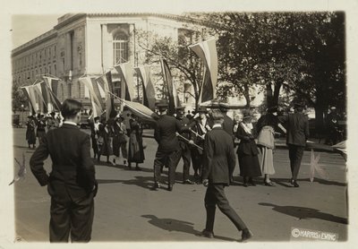 Polisen griper till banners av suffragister innan de når den amerikanska senaten av Harris & Ewing