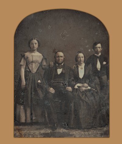 Gruppporträtt av en oidentifierad familj av Harrison and Hill