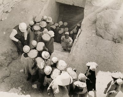 Stängning av Tutankhamons grav, Konungarnas dal, februari 1923 (silvertryck av gelatin) av Harry Burton