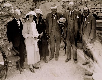 Howard Carter (1873-1939) och en grupp européer som står bredvid utgrävningarna av Tutankhamons grav, Konungarnas dal (gelatinsilvertryck) av Harry Burton