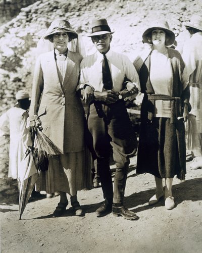 L till R: Lady Somerleyton, Överste Watson Pasha och Hon. Lady Alexander vid Tutankhamons grav, kungarnas dal av Harry Burton