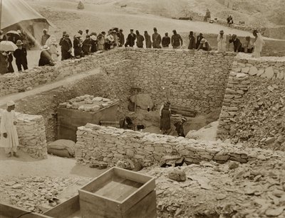 Lord Carnarvon (1866-1923) Lady Evelyn Herbert och Howard Carter (1873-1939) vid Tutankhamons grav, kungarnas dal (silvertryck av gelatin) av Harry Burton