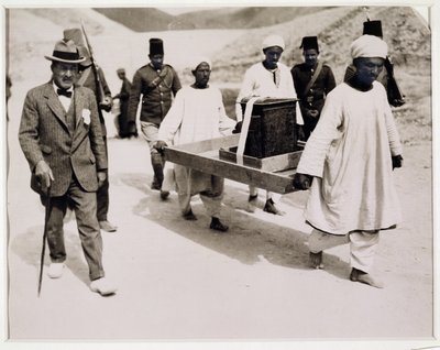 Borttagning av den förgyllda helgedomen från Tutankhamons grav, kungadalen (silvertryck av gelatin) av Harry Burton