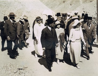 Belgarnas drottning (mitten ledande) Lord Allenby (extremt till vänster) och Lady Allenby närmar sig ingången till Tutankhamons grav, kungadalen av Harry Burton