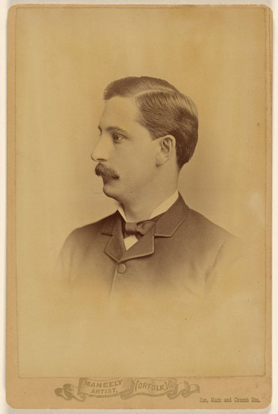 [Oidentifierad man med mustasch, i profil] av Harry F. Maneeley