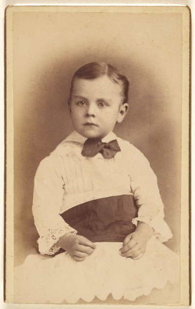 [Oidentifierad liten pojke med fluga, sittande] av Hastings and White and Fisher