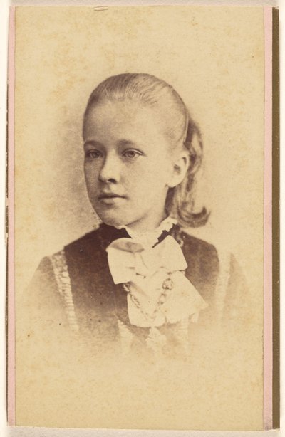 [Oidentifierad ung flicka, tryckt i vinjettstil] av Hastings and White and Fisher