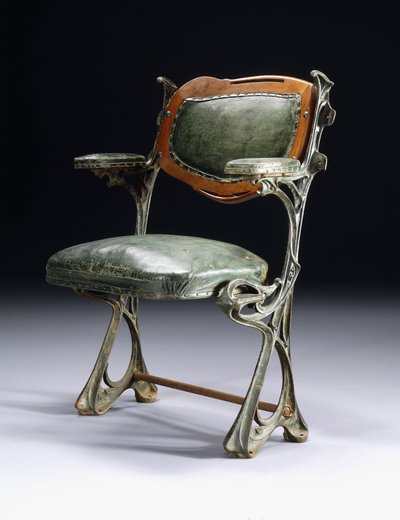En stol i järn och trä designad för Humbert de Romans Concert Hall, Paris av Hector Guimard
