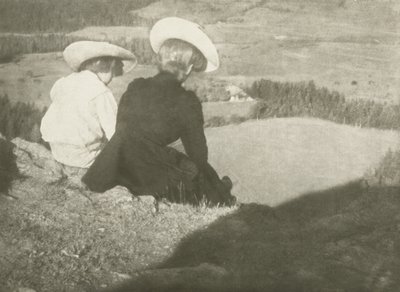Åker i Birgitz (Hans och Mary sitter), ca 1908 (gummi bikromattryck) av Heinrich Kuhn